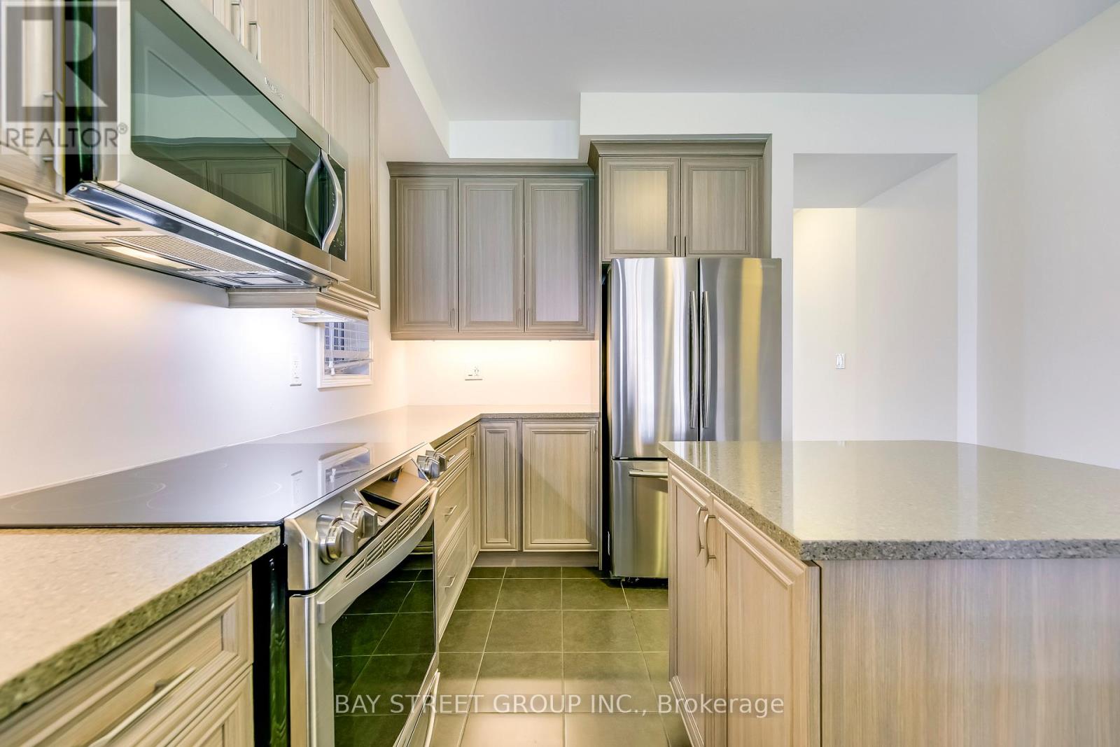 125 Hatt Court, Milton, Ontario  L9E 1G7 - Photo 8 - W12956032