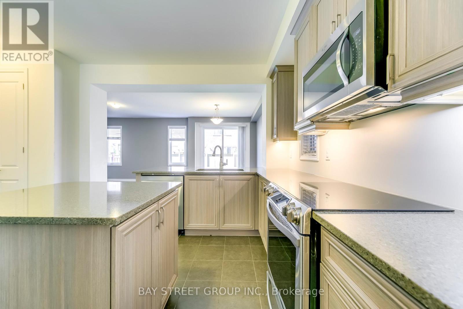 125 Hatt Court, Milton, Ontario  L9E 1G7 - Photo 9 - W12956032