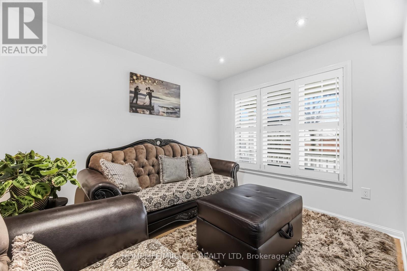 98 Owlridge Drive E, Brampton, Ontario  L6X 0M5 - Photo 5 - W12956034