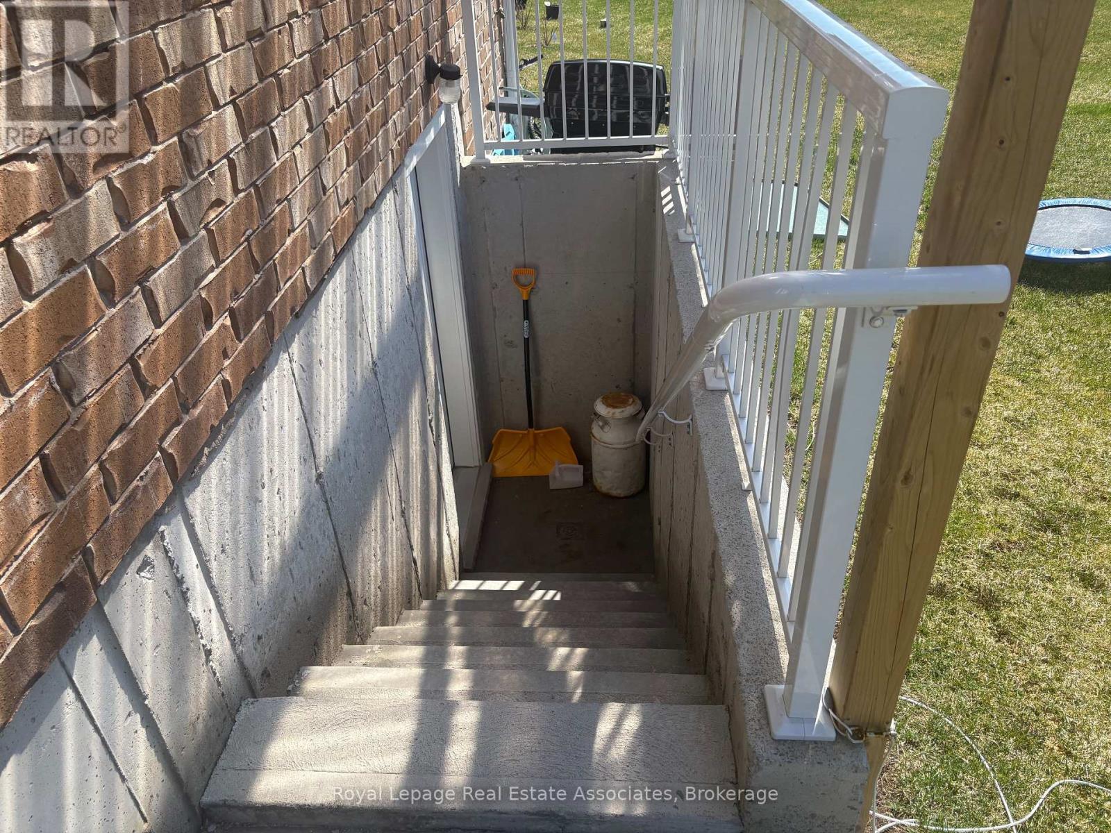 Basement - 135 Monarch Street, Welland, Ontario  L3B 5N8 - Photo 2 - X12955984