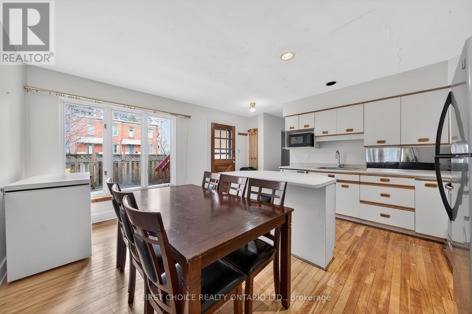 34 Gilmour Street, Ottawa, Ontario  K2P 0N3 - Photo 5 - X12956080