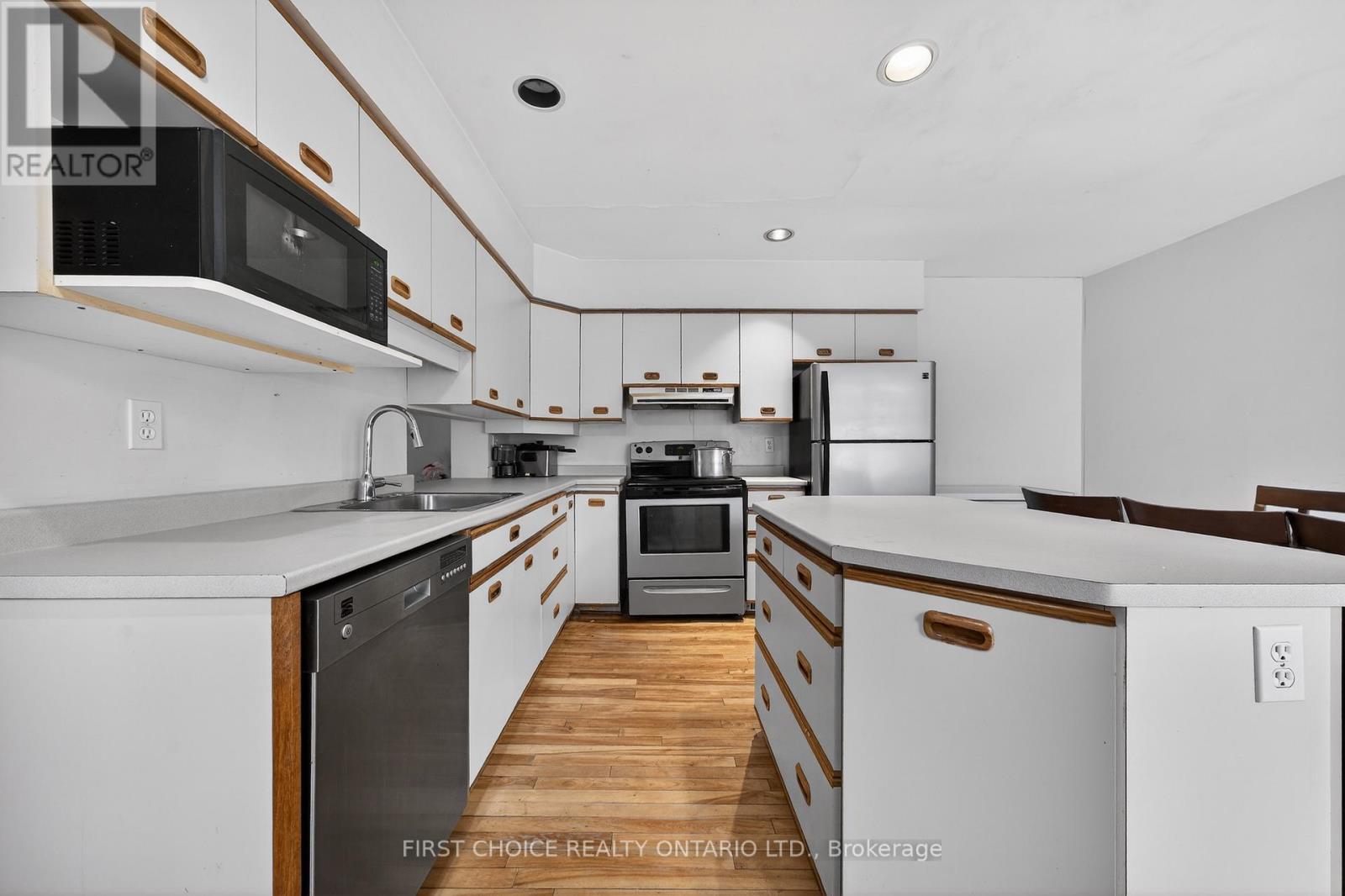 34 Gilmour Street, Ottawa, Ontario  K2P 0N3 - Photo 6 - X12956080