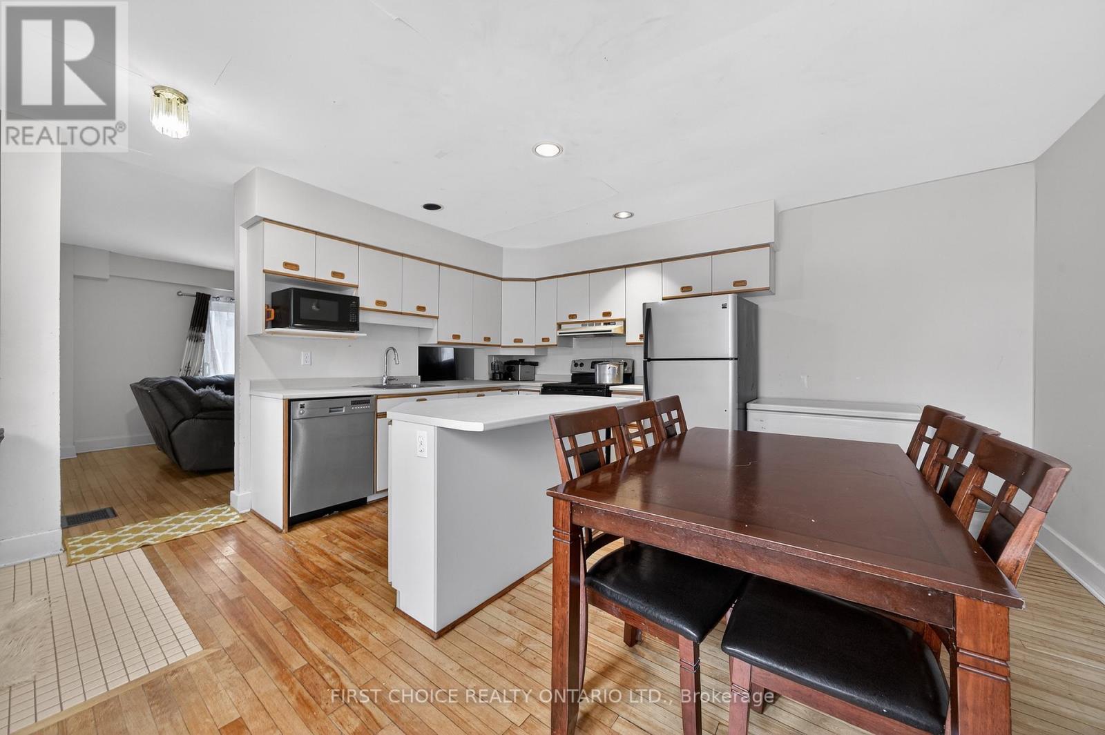 34 Gilmour Street, Ottawa, Ontario  K2P 0N3 - Photo 9 - X12956080