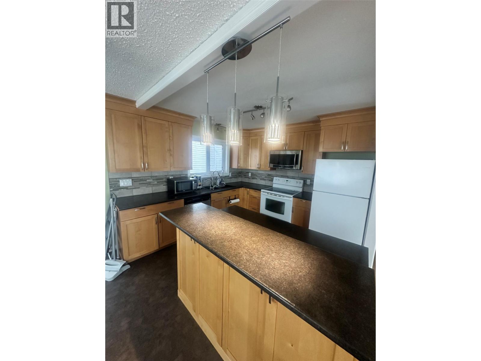 5301 44a Avenue NW, Chetwynd, British Columbia  V0C 1J0 - Photo 2 - 10381965