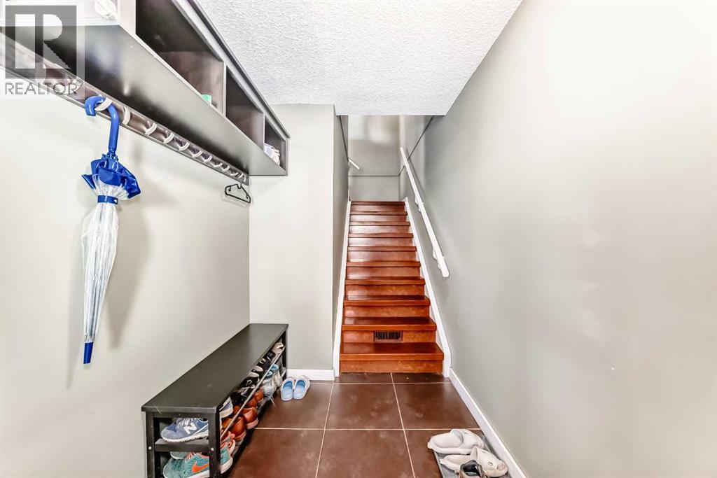 114 Killarney Glen Court SW, Calgary, Alberta  T3E 7H4 - Photo 4 - A2298501