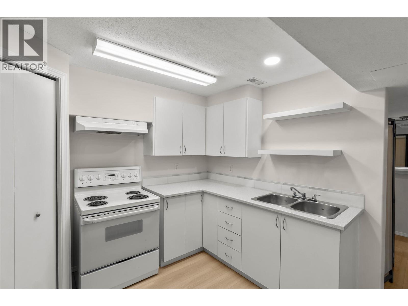 320 Whiteshield Crescent, Kamloops, British Columbia  V2E 1G1 - Photo 6 - 10379907