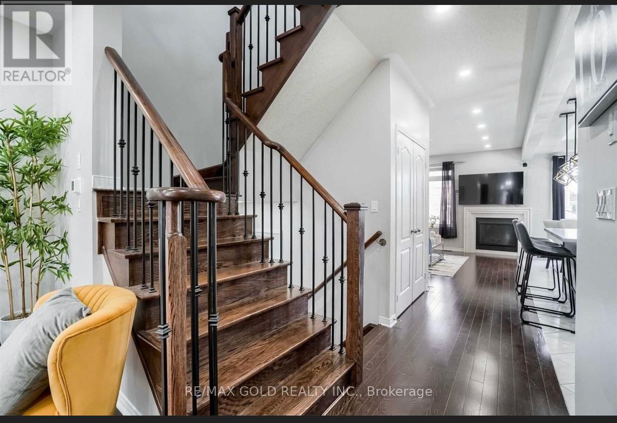 66 Zelda Road, Brampton, Ontario  L6R 0B6 - Photo 5 - W12956118