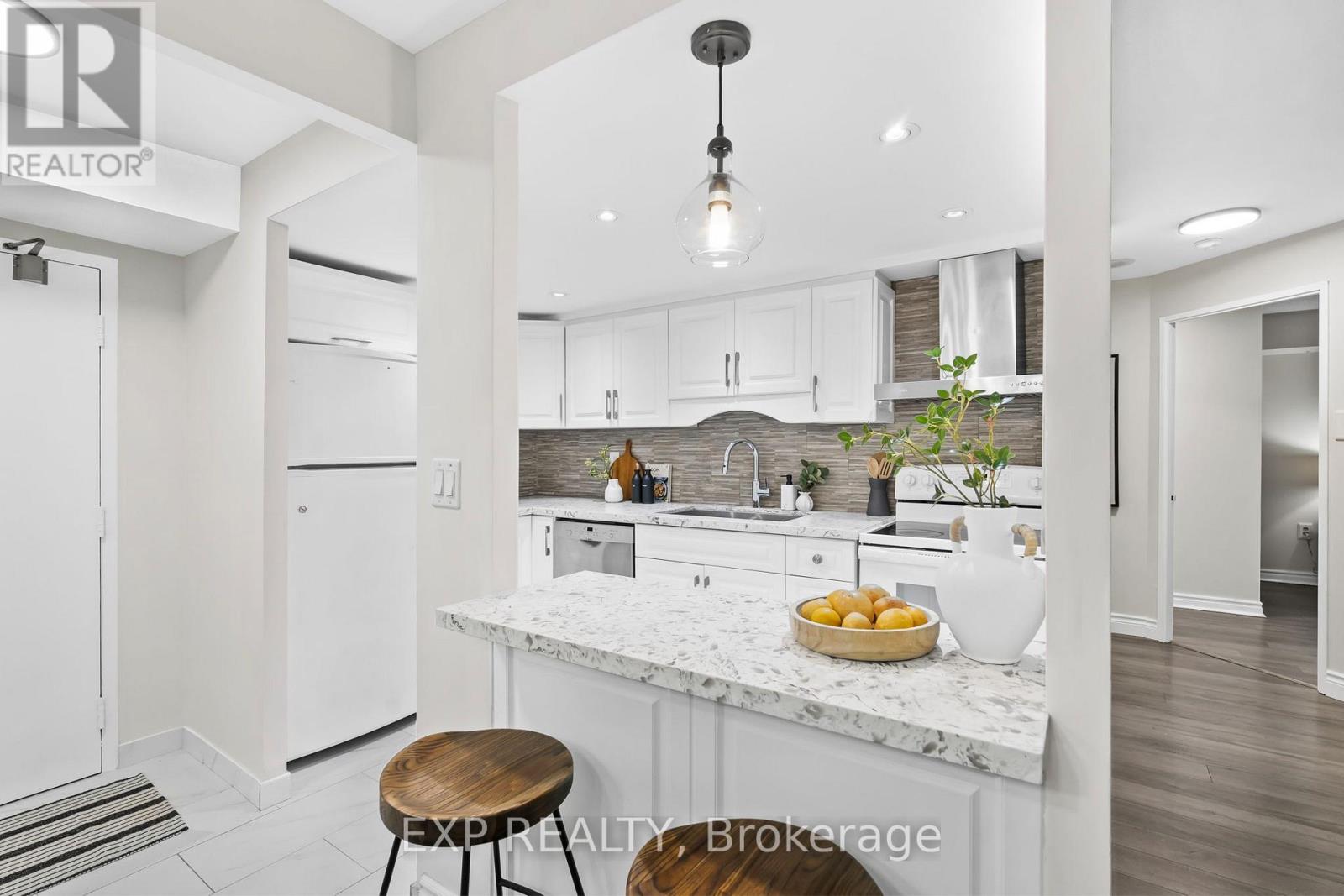 707 - 25 Fairview Road W, Mississauga, Ontario  L5B 3Y8 - Photo 5 - W12950262