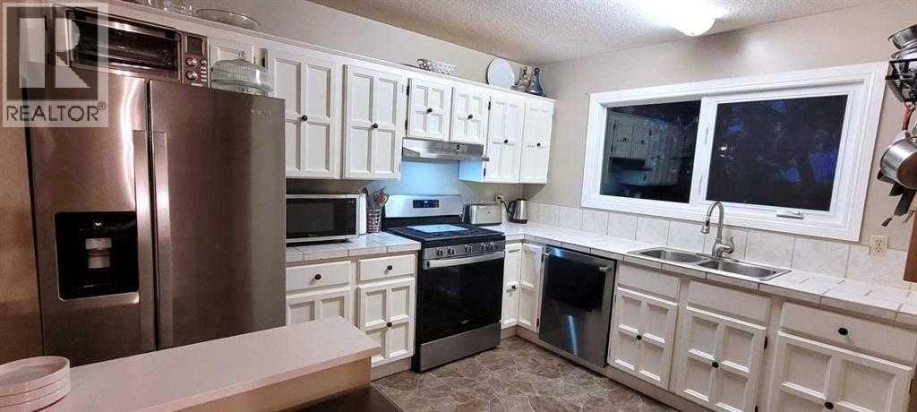 3808 49a Avenue, Innisfail, Alberta  T4G 1J2 - Photo 7 - A2298948