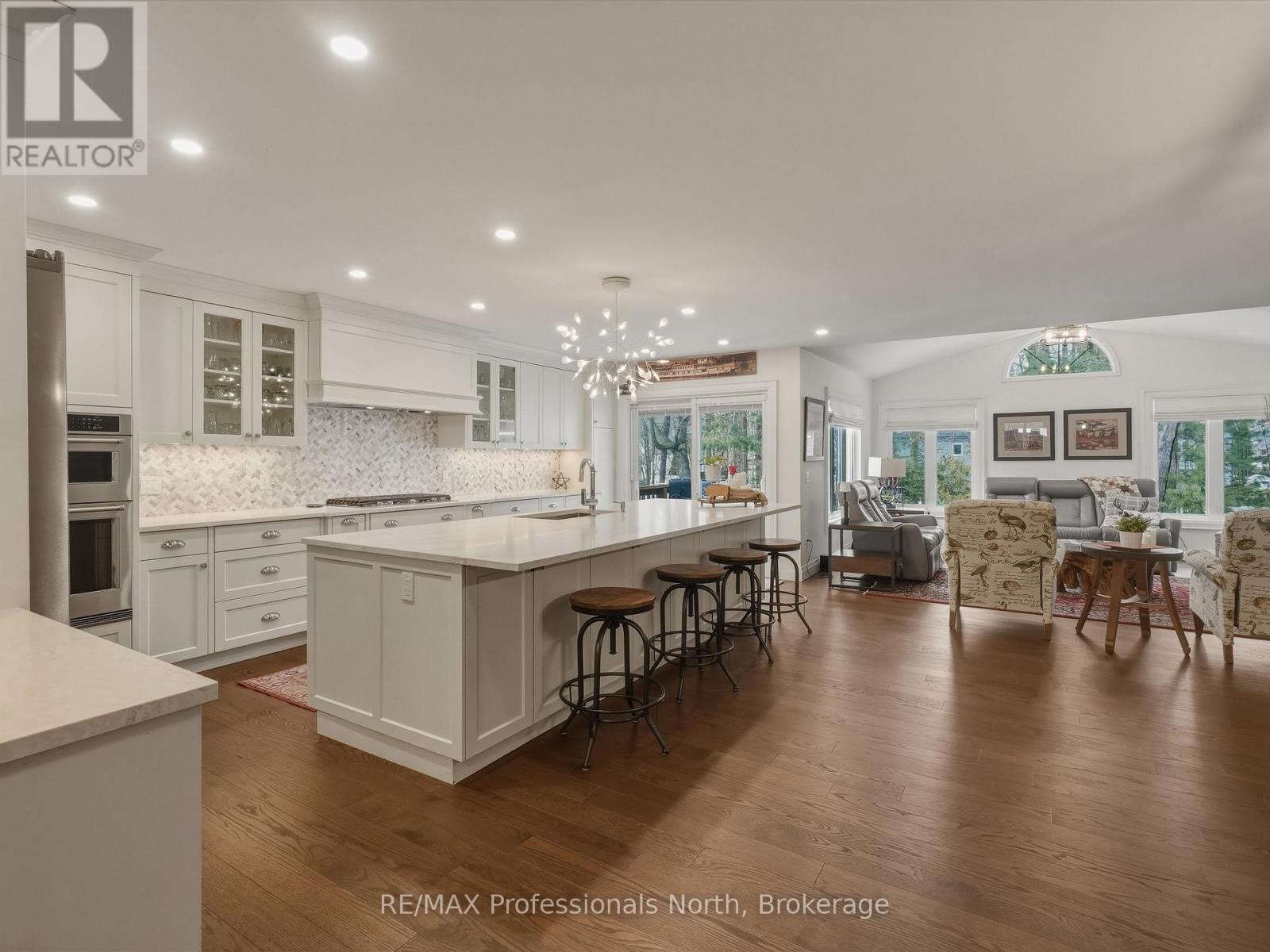 8 WOODS HOLLOW, Gravenhurst, Ontario