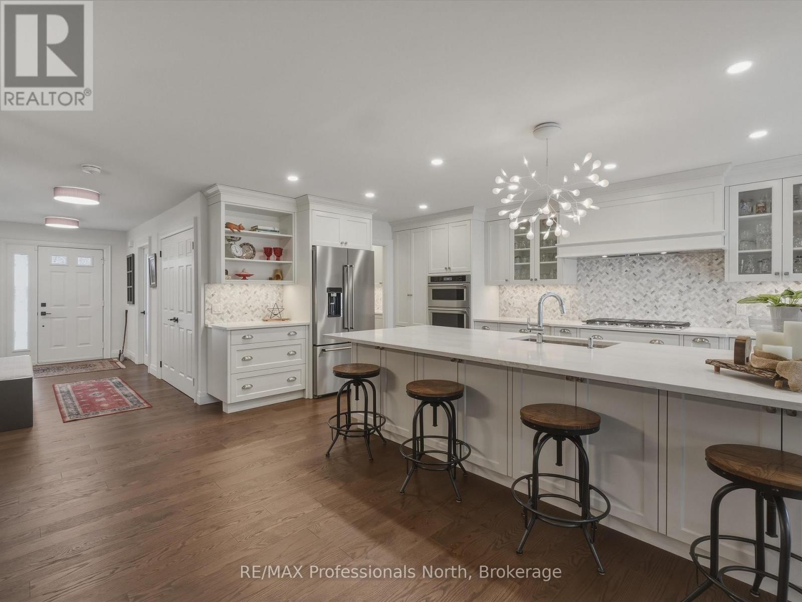 8 Woods Hollow, Gravenhurst, Ontario  P1P 1Y7 - Photo 3 - X12956154