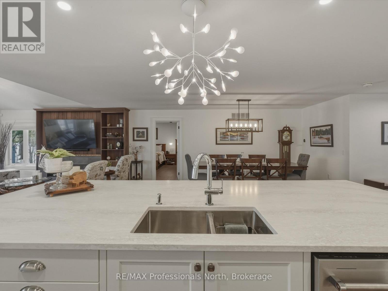 8 Woods Hollow, Gravenhurst, Ontario  P1P 1Y7 - Photo 9 - X12956154