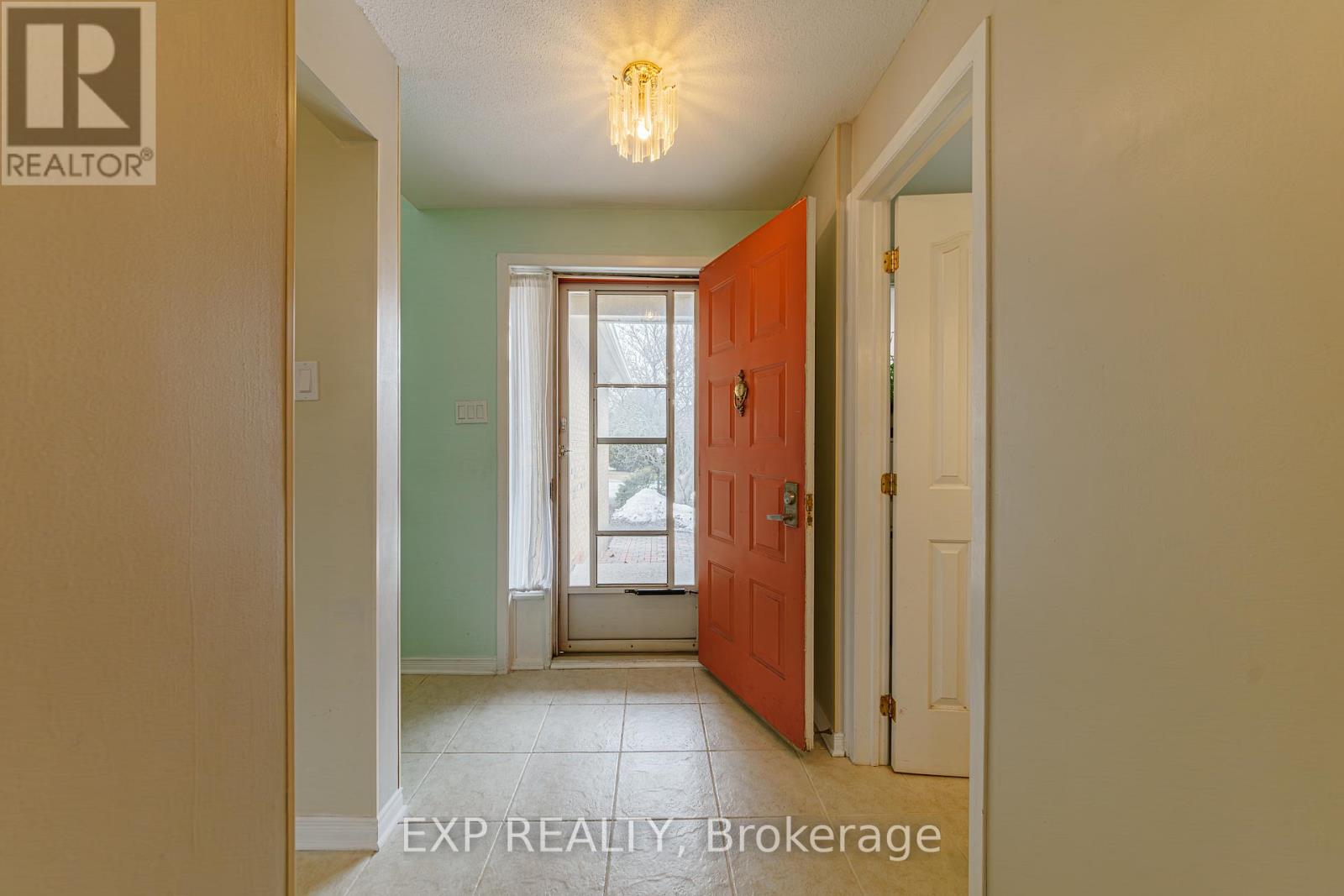 31 Coolspring Crescent, Ottawa, Ontario  K2E 7M9 - Photo 4 - X12955518