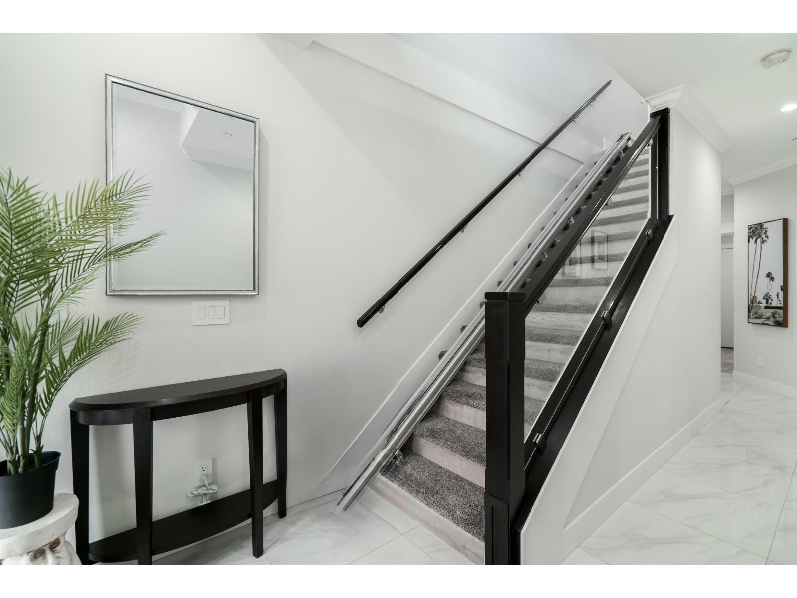 33926 Tooley Place, Mission, British Columbia  V2V 0G5 - Photo 3 - R3098754