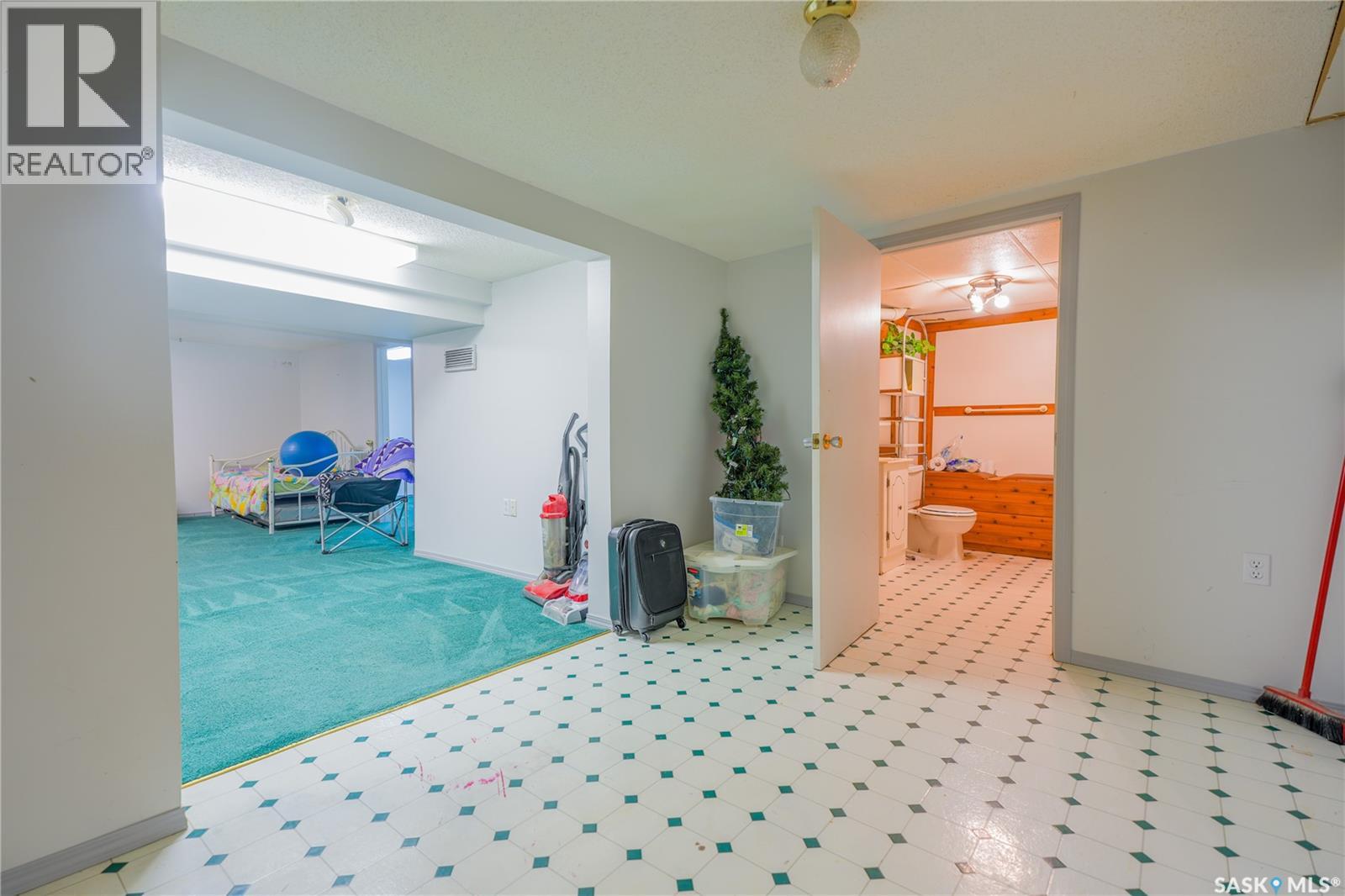 1126 Iroquois Street W, Moose Jaw, Saskatchewan  S6H 5B9 - Photo 32 - SK031962