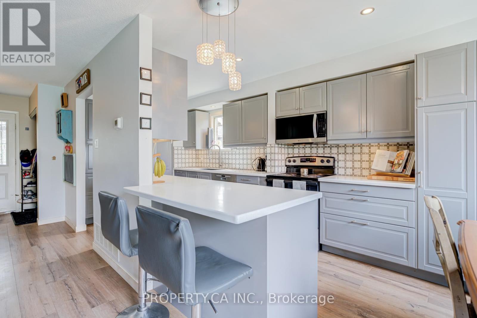 6 Hendley Drive, Ajax, Ontario  L1T 2C6 - Photo 6 - E12951724