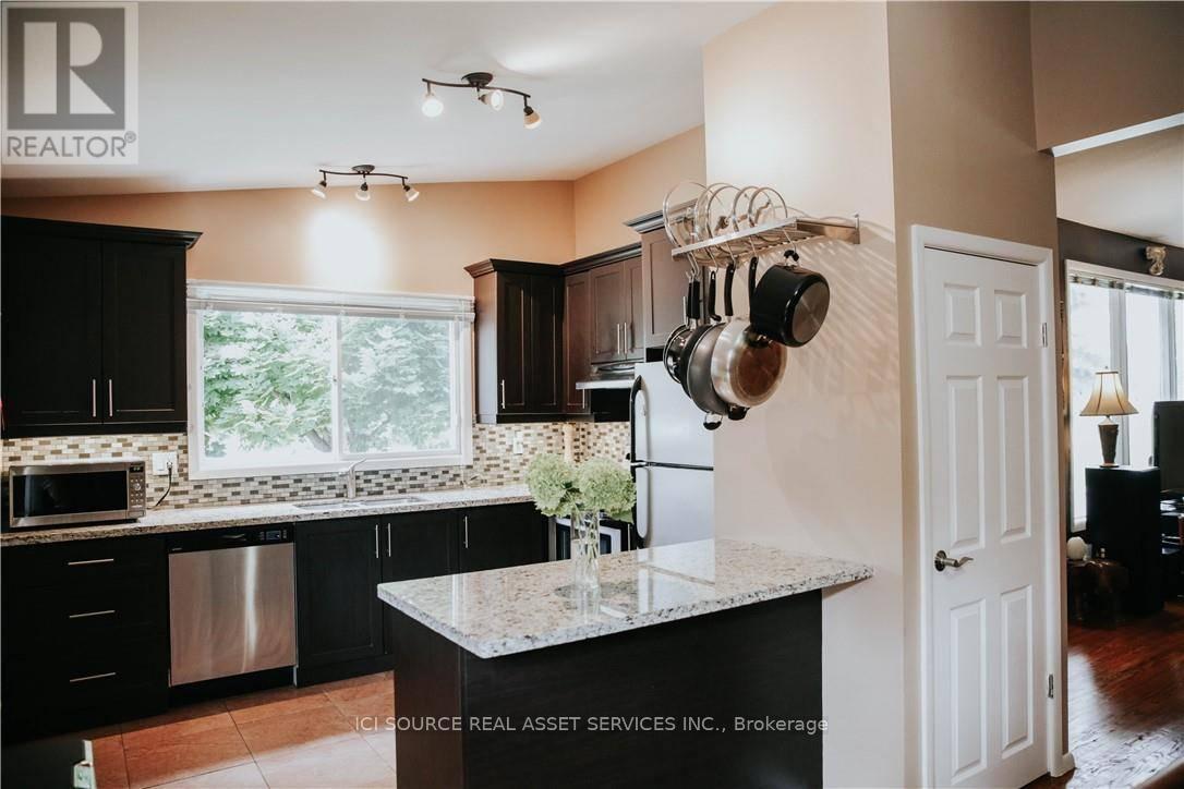 Upper - 1 Vera Court, Hamilton, Ontario  L8K 4G7 - Photo 6 - X12860060