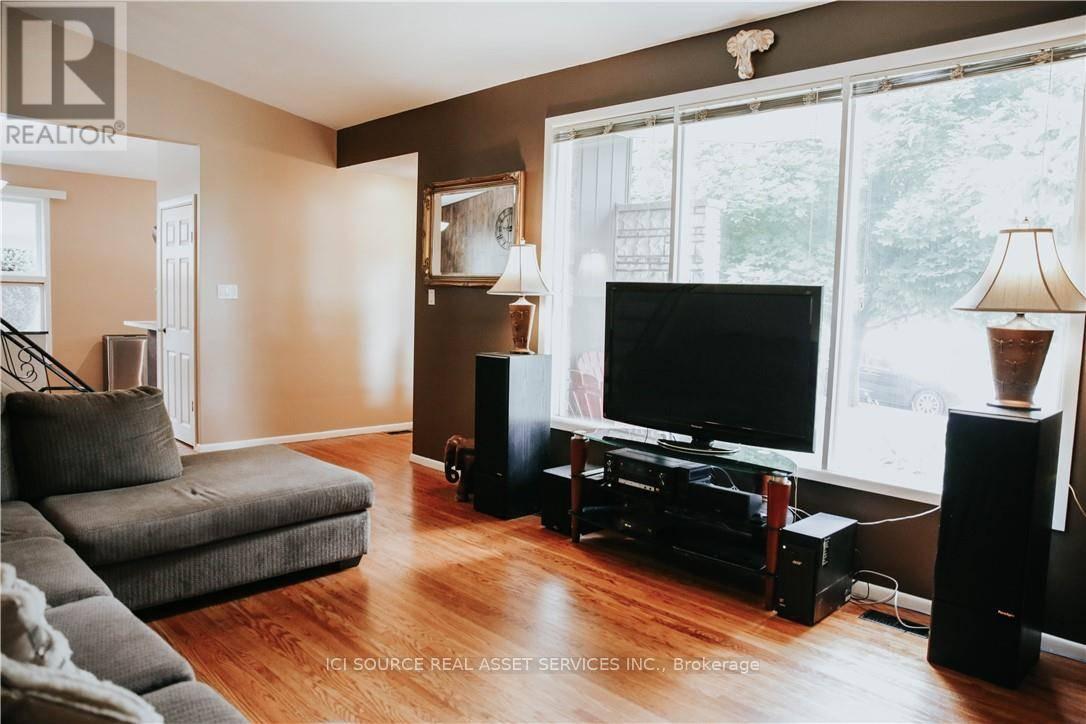 Upper - 1 Vera Court, Hamilton, Ontario  L8K 4G7 - Photo 8 - X12860060