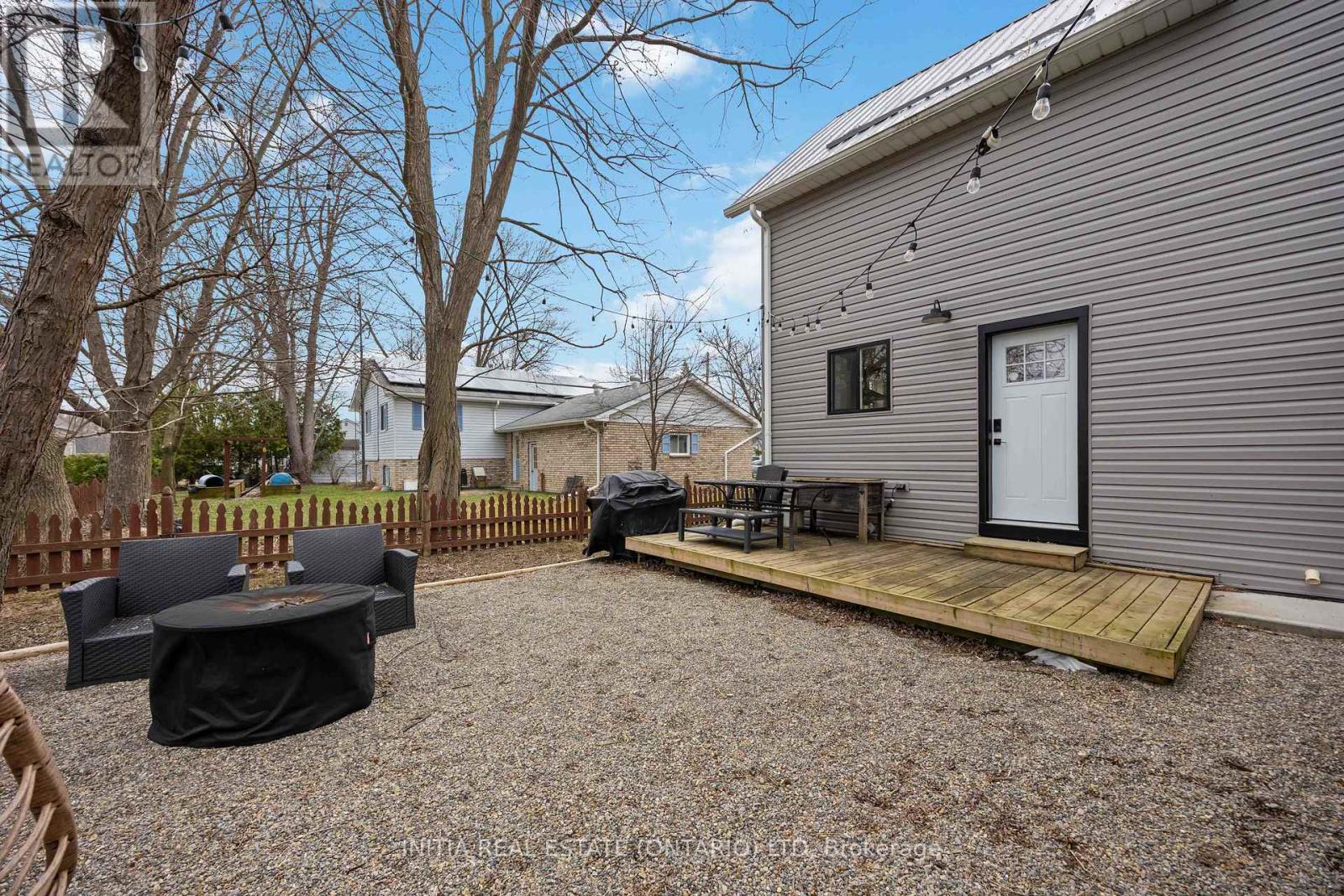 2565 Elizabeth Street, Oil Springs, Ontario  N0N 1P0 - Photo 5 - X12956316
