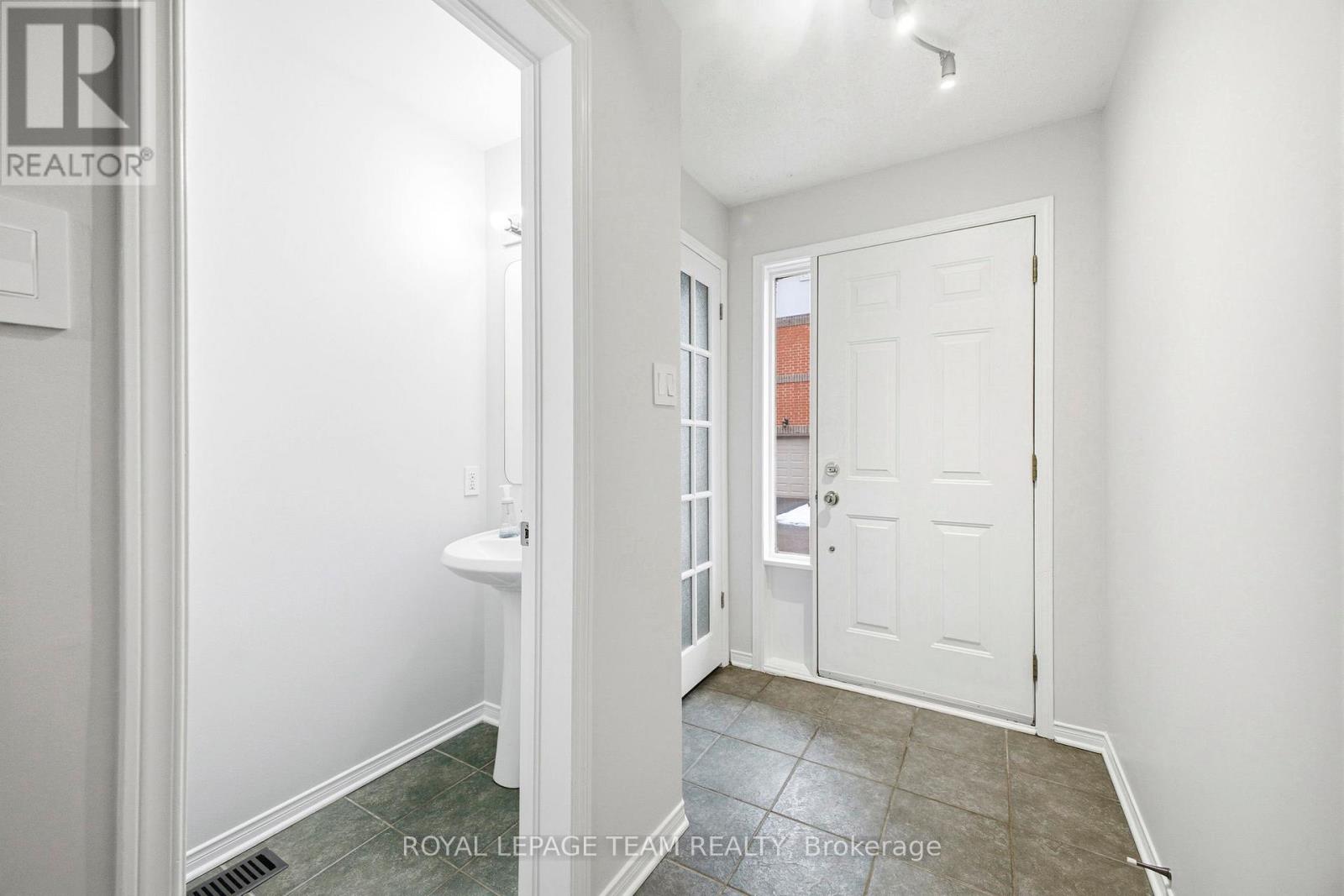 5 Island Creek Private, Ottawa, Ontario  K1Z 1C5 - Photo 2 - X12956314