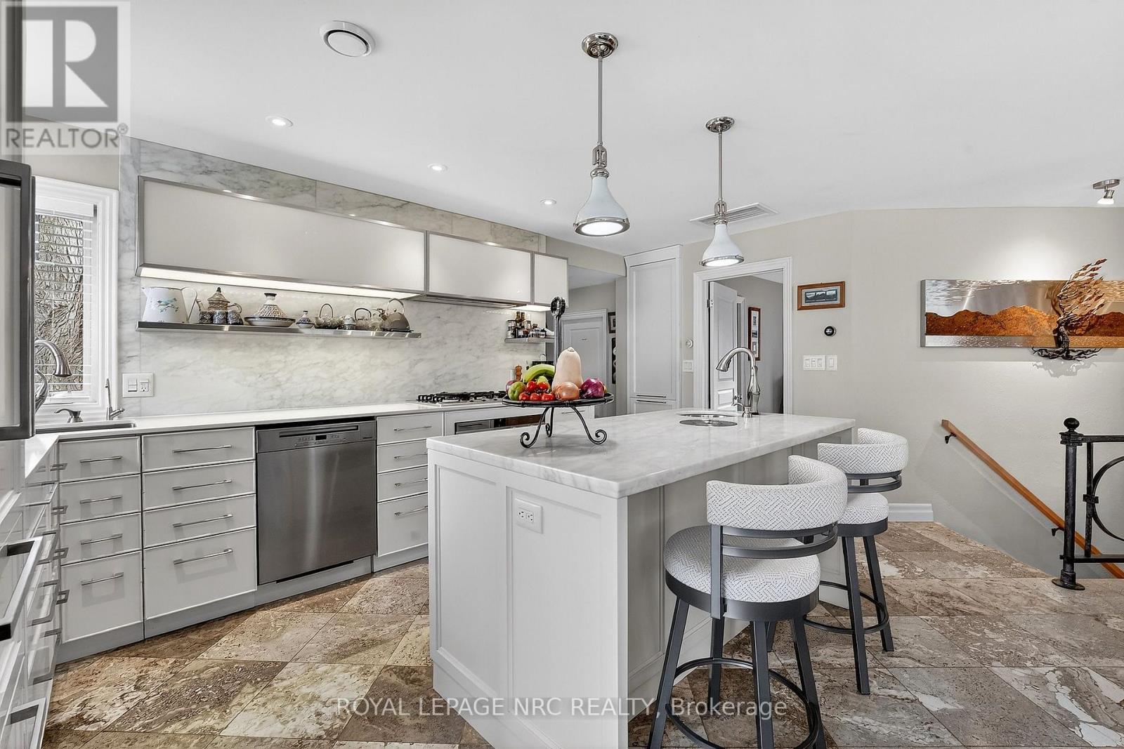 11 Peel Street, St. Catharines, Ontario  L2N 5A2 - Photo 11 - X12829110