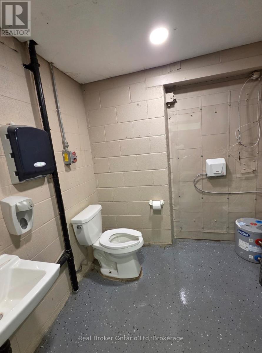 200 - 90 Anne Street, Barrie (0 North), Ontario  L4N 2E3 - Photo 12 - S12956344