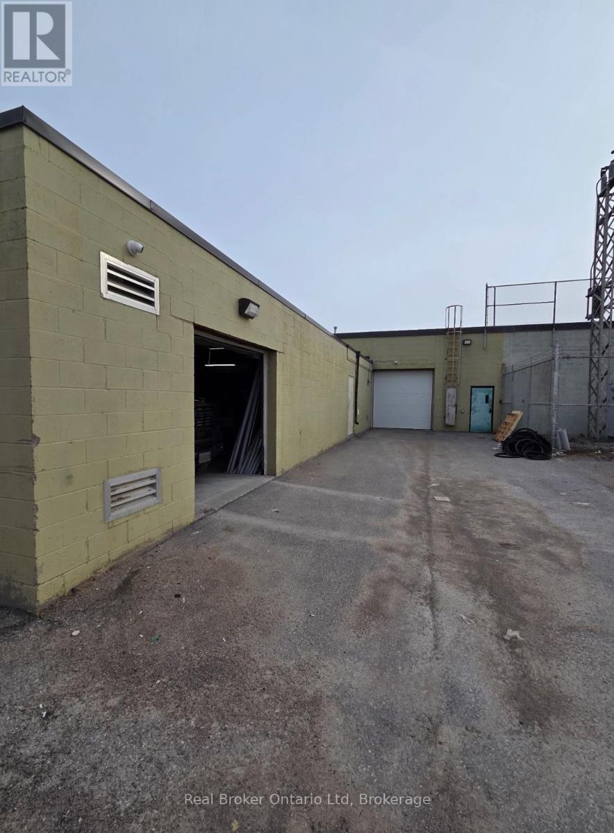 200 - 90 Anne Street, Barrie (0 North), Ontario  L4N 2E3 - Photo 2 - S12956344