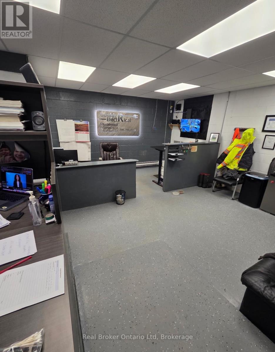 200 - 90 Anne Street, Barrie (0 North), Ontario  L4N 2E3 - Photo 4 - S12956344