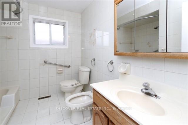 Main Floor Only - 525 Cullen Avenue, Mississauga, Ontario  L5B 2M8 - Photo 13 - W12956336