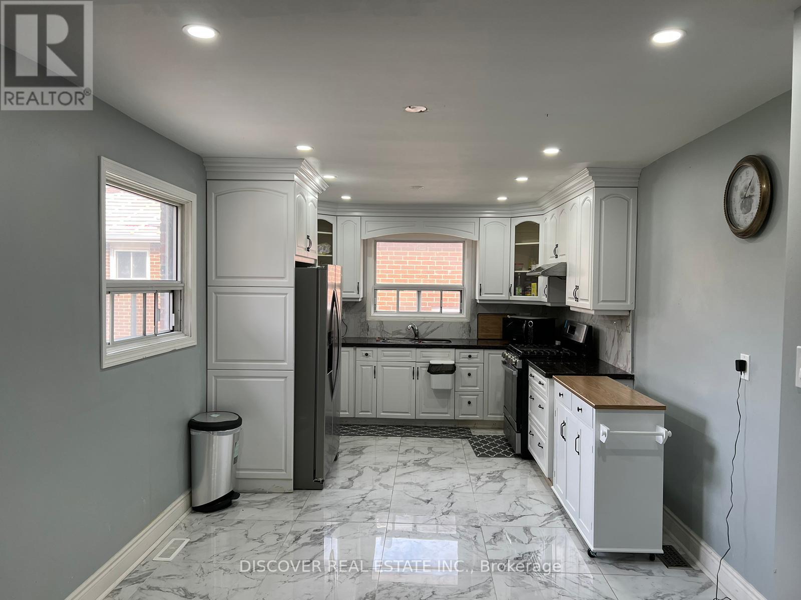 Main Floor Only - 525 Cullen Avenue, Mississauga, Ontario  L5B 2M8 - Photo 15 - W12956336