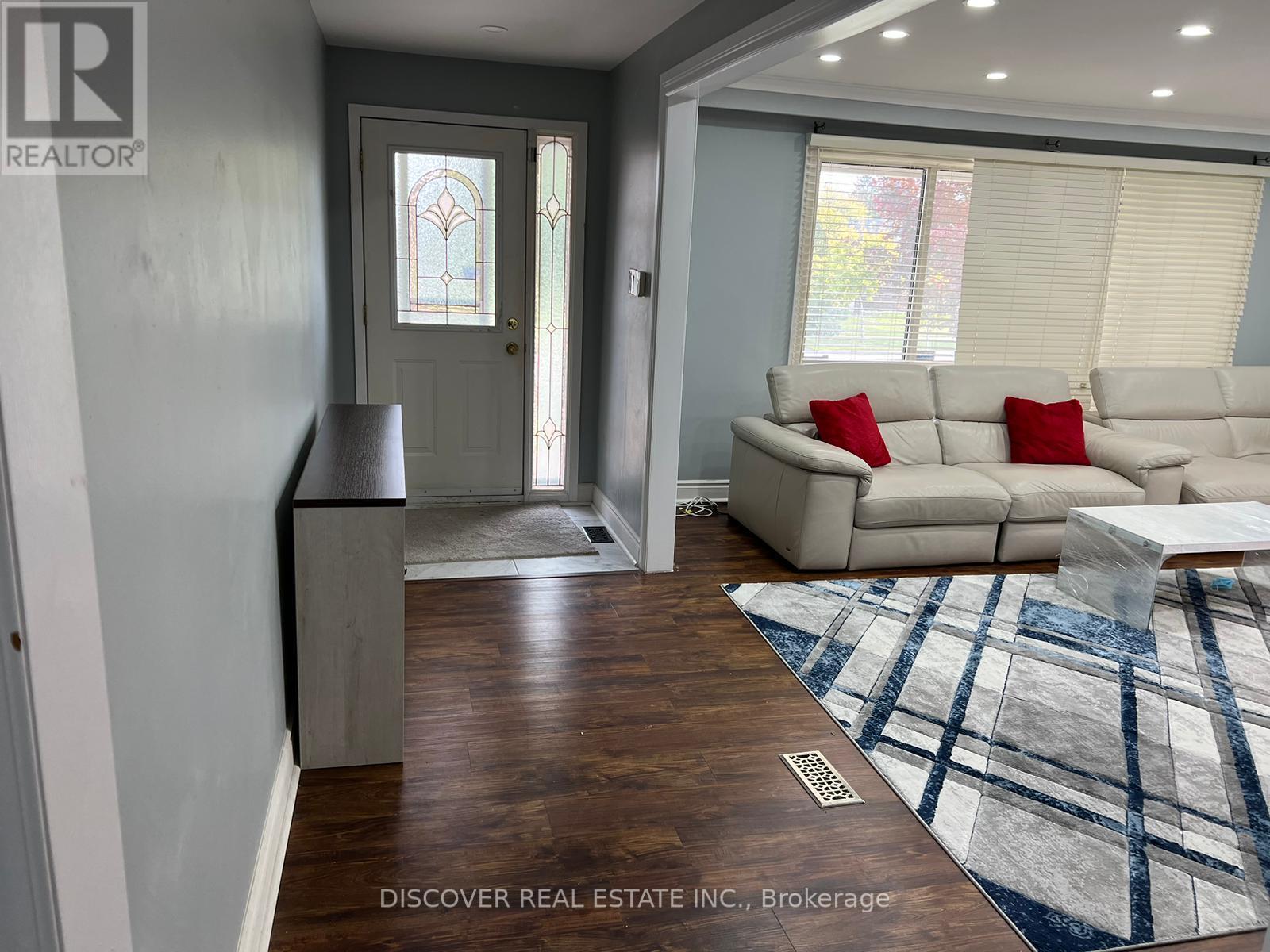 Main Floor Only - 525 Cullen Avenue, Mississauga, Ontario  L5B 2M8 - Photo 17 - W12956336