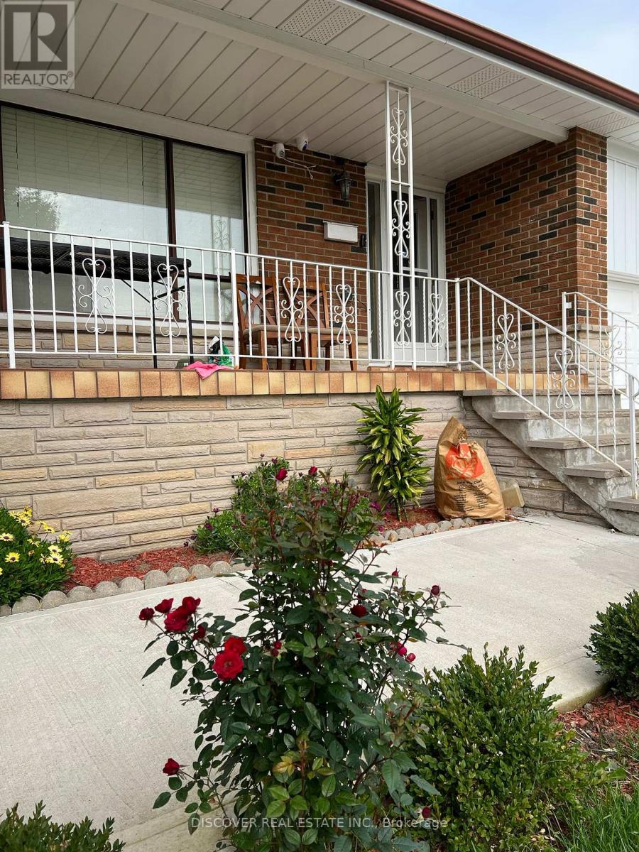 Main Floor Only - 525 Cullen Avenue, Mississauga, Ontario  L5B 2M8 - Photo 2 - W12956336