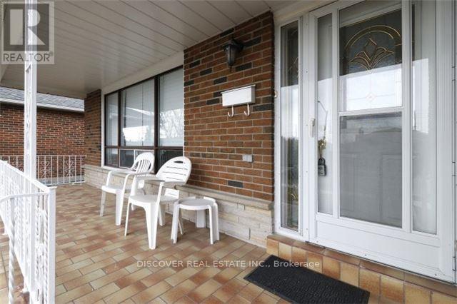 Main Floor Only - 525 Cullen Avenue, Mississauga, Ontario  L5B 2M8 - Photo 7 - W12956336