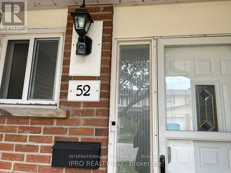 52 Vodden Court, Brampton, Ontario  L6V 2V7 - Photo 3 - W12956340