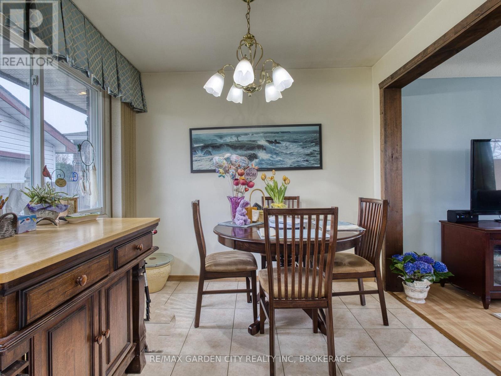 102 Meredith Drive, St. Catharines, Ontario  L2M 6C7 - Photo 12 - X12956364