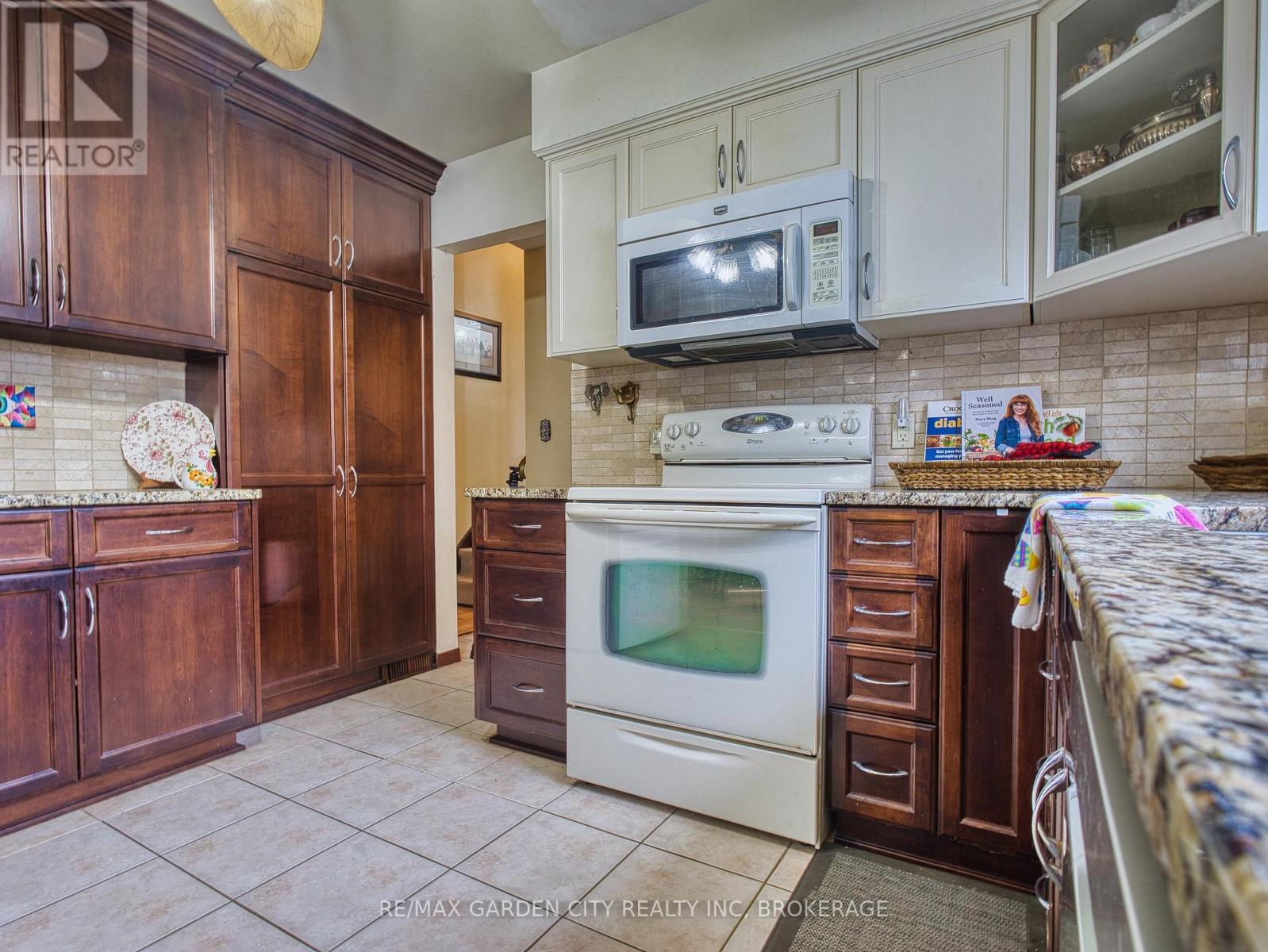 102 Meredith Drive, St. Catharines, Ontario  L2M 6C7 - Photo 16 - X12956364