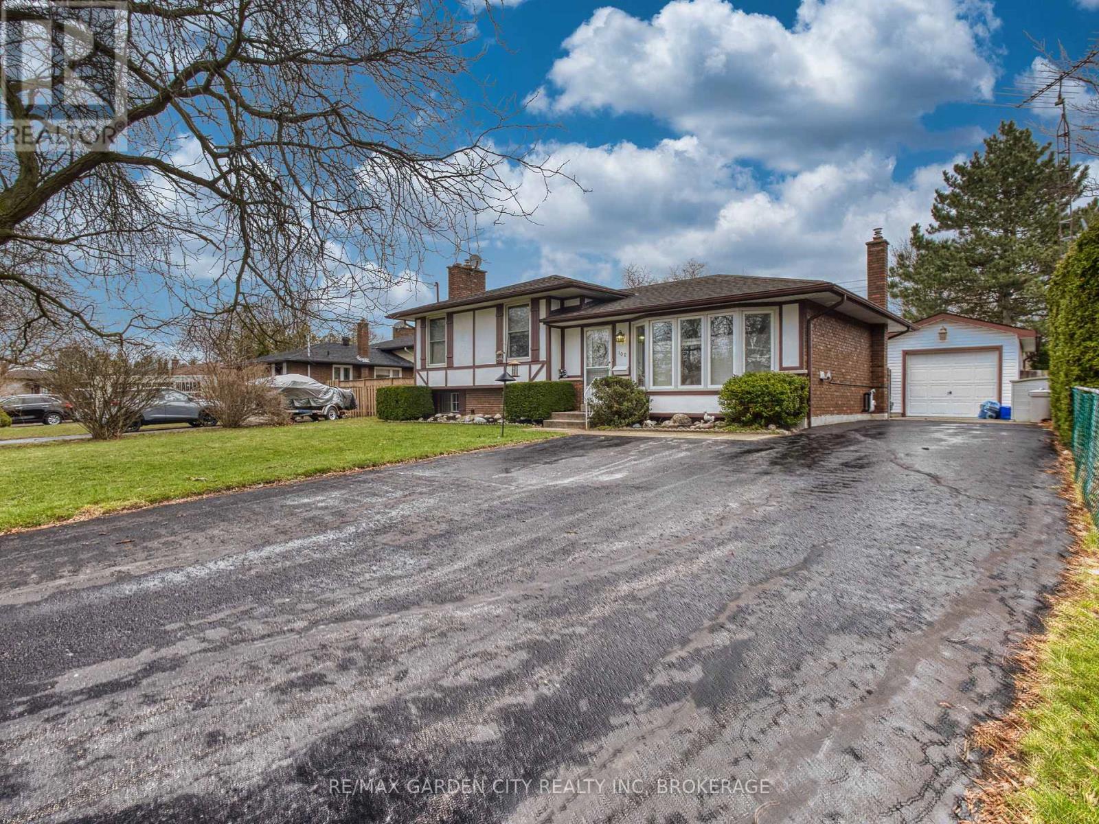 102 Meredith Drive, St. Catharines, Ontario  L2M 6C7 - Photo 2 - X12956364