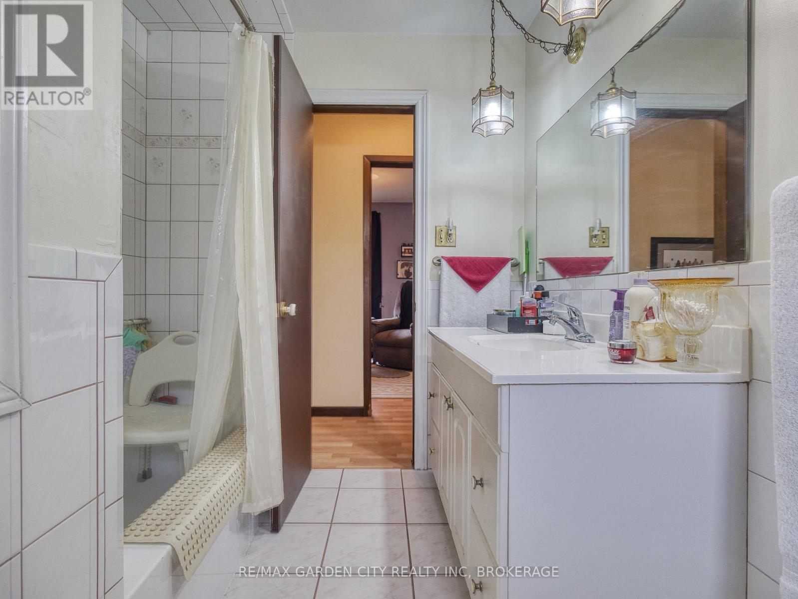 102 Meredith Drive, St. Catharines, Ontario  L2M 6C7 - Photo 24 - X12956364