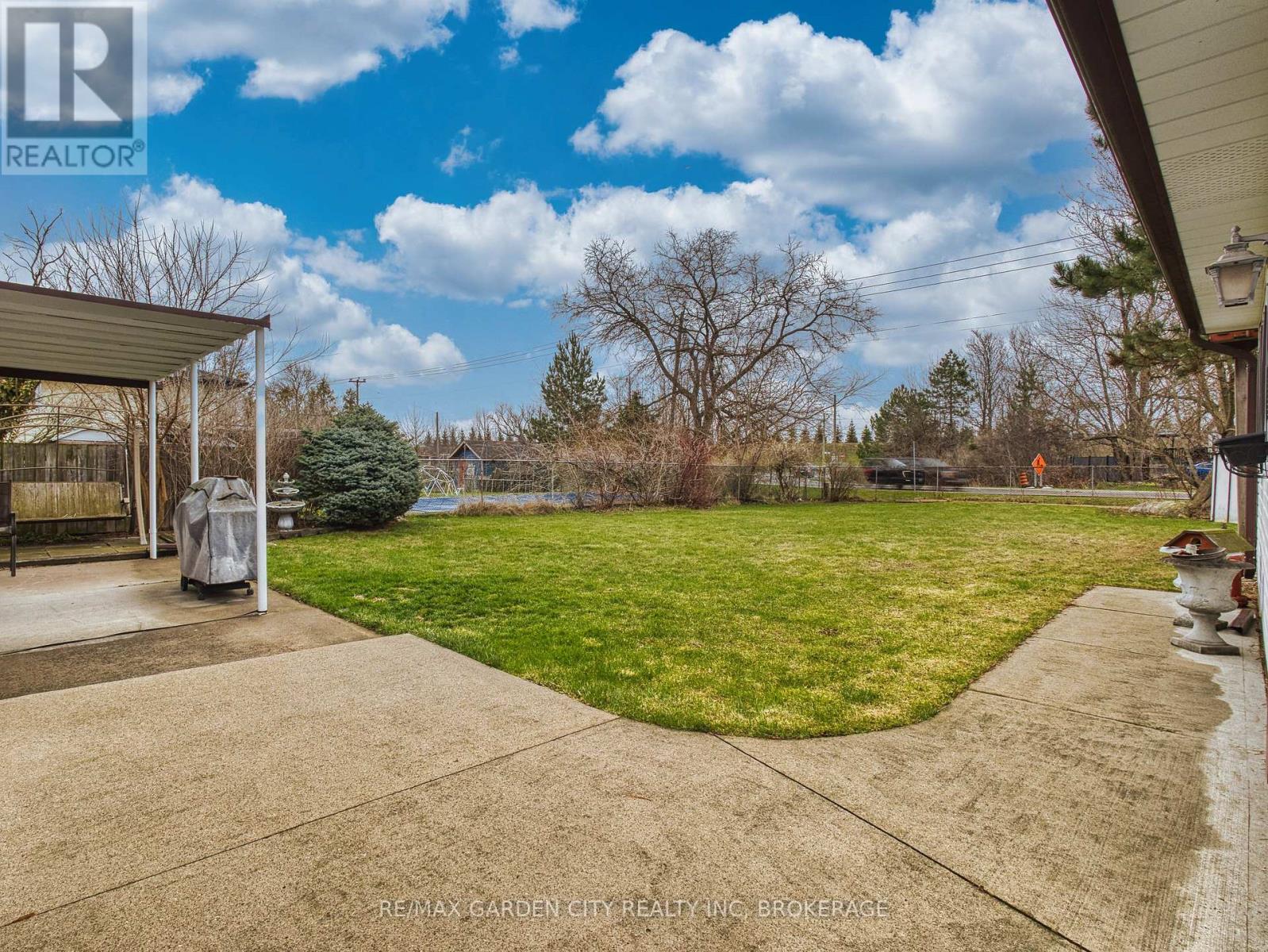 102 Meredith Drive, St. Catharines, Ontario  L2M 6C7 - Photo 3 - X12956364