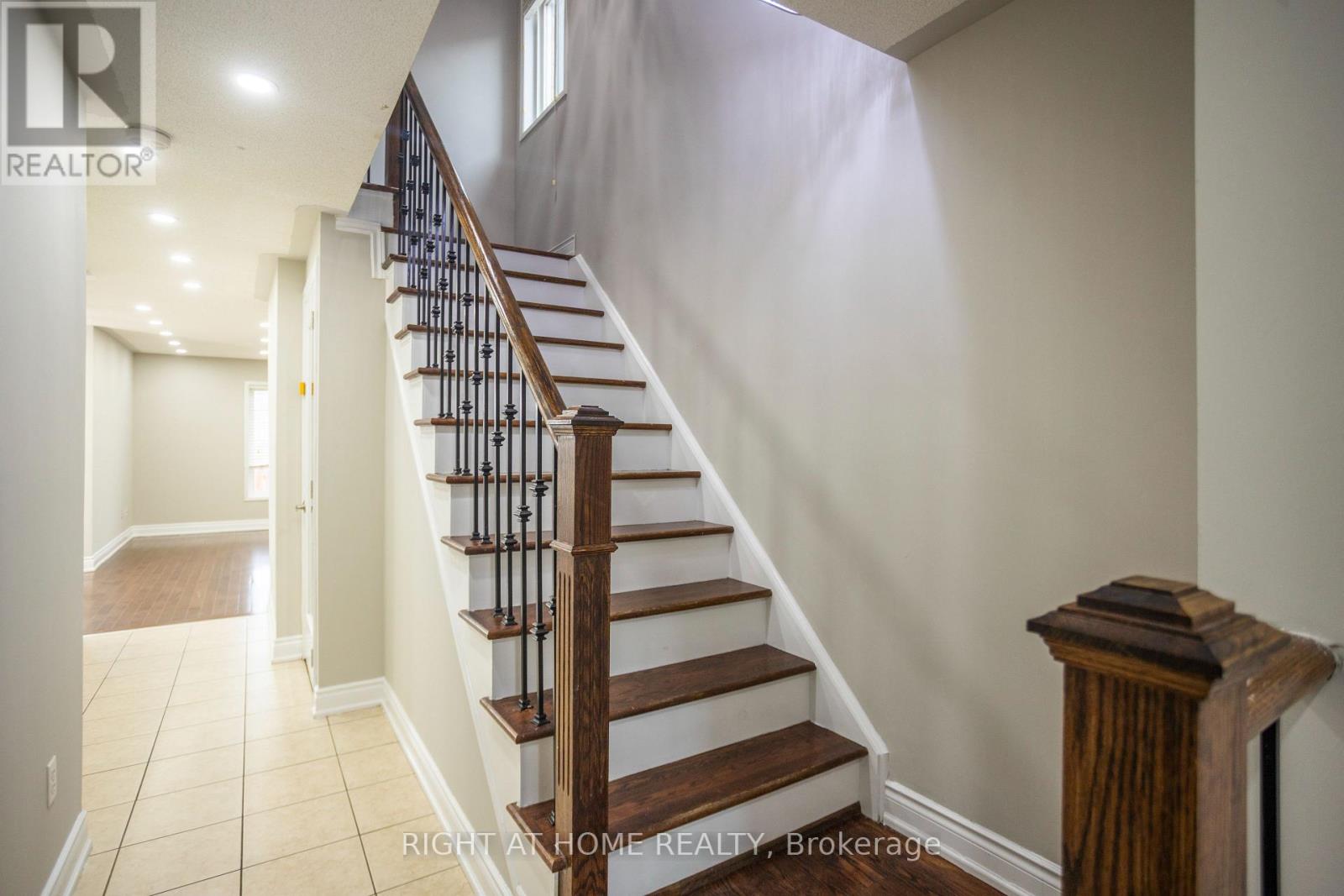 4 Wicklow Road, Brampton, Ontario  L6X 0J7 - Photo 5 - W12956368