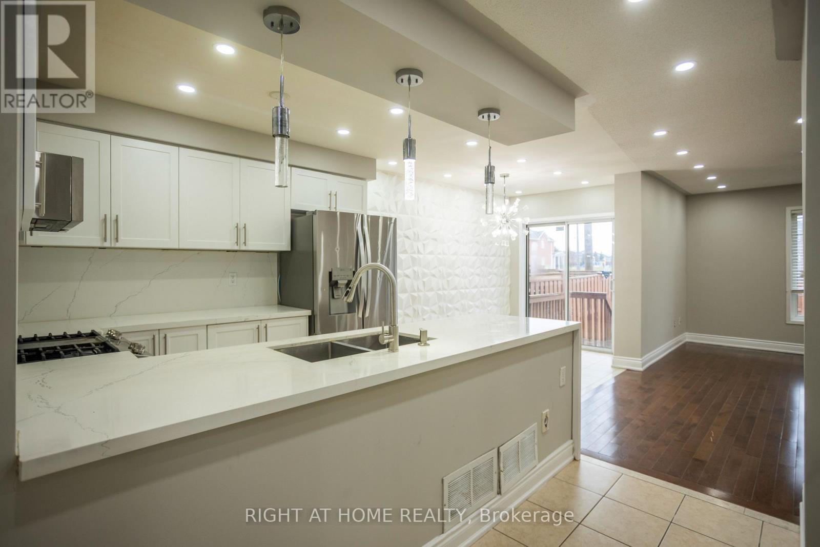 4 Wicklow Road, Brampton, Ontario  L6X 0J7 - Photo 6 - W12956368