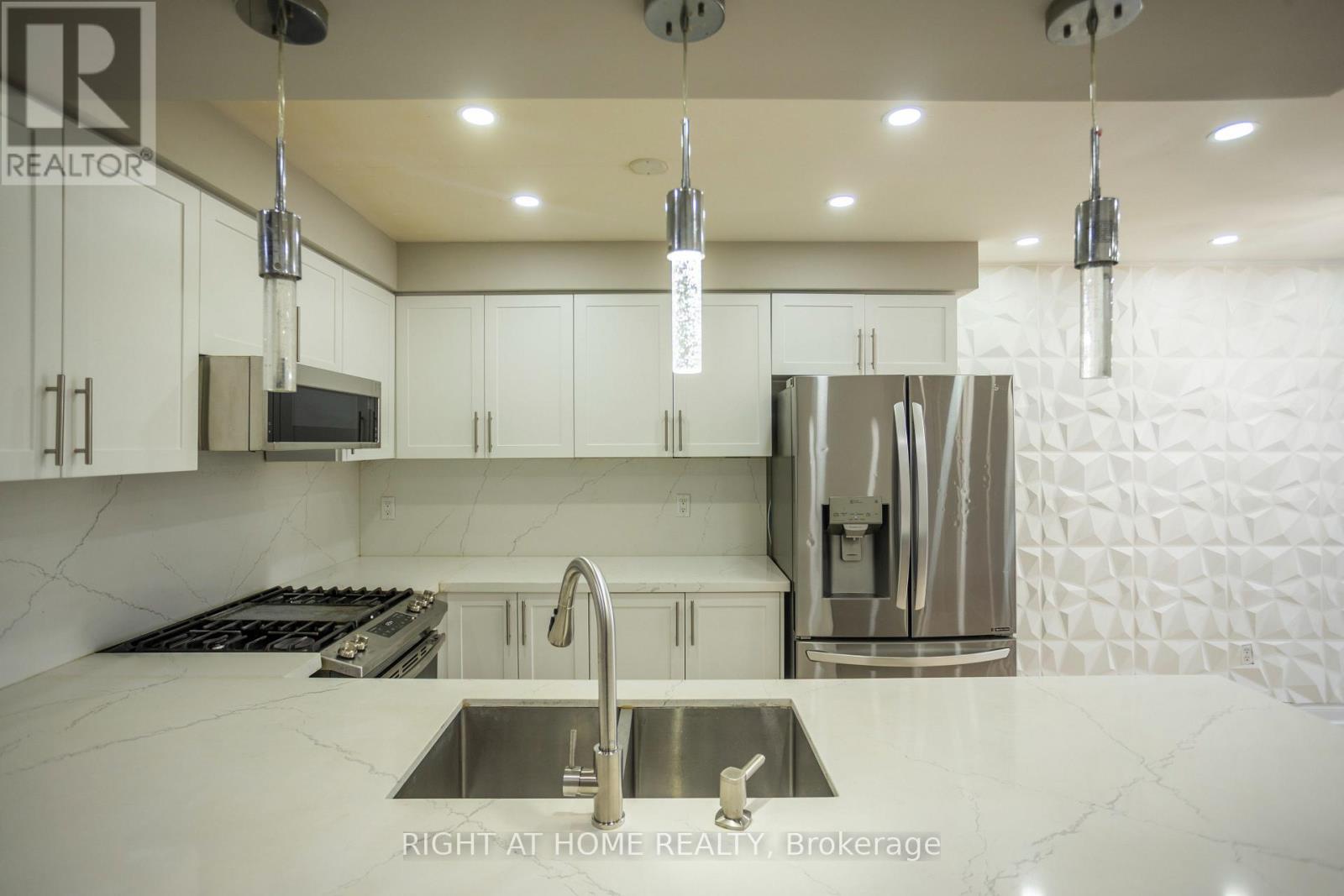 4 Wicklow Road, Brampton, Ontario  L6X 0J7 - Photo 7 - W12956368