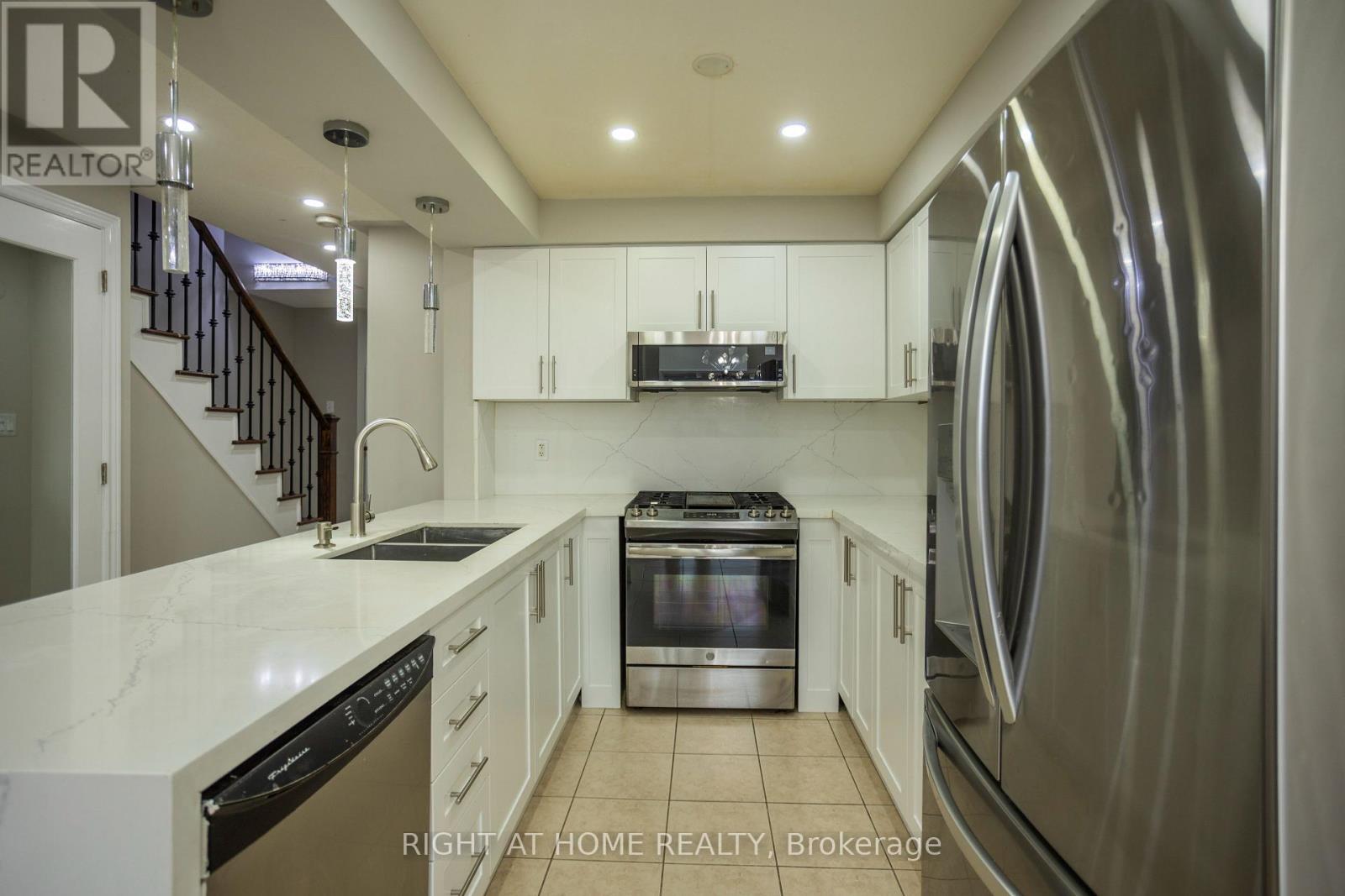 4 Wicklow Road, Brampton, Ontario  L6X 0J7 - Photo 8 - W12956368