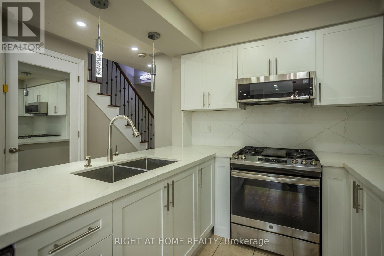 4 Wicklow Road, Brampton, Ontario  L6X 0J7 - Photo 9 - W12956368