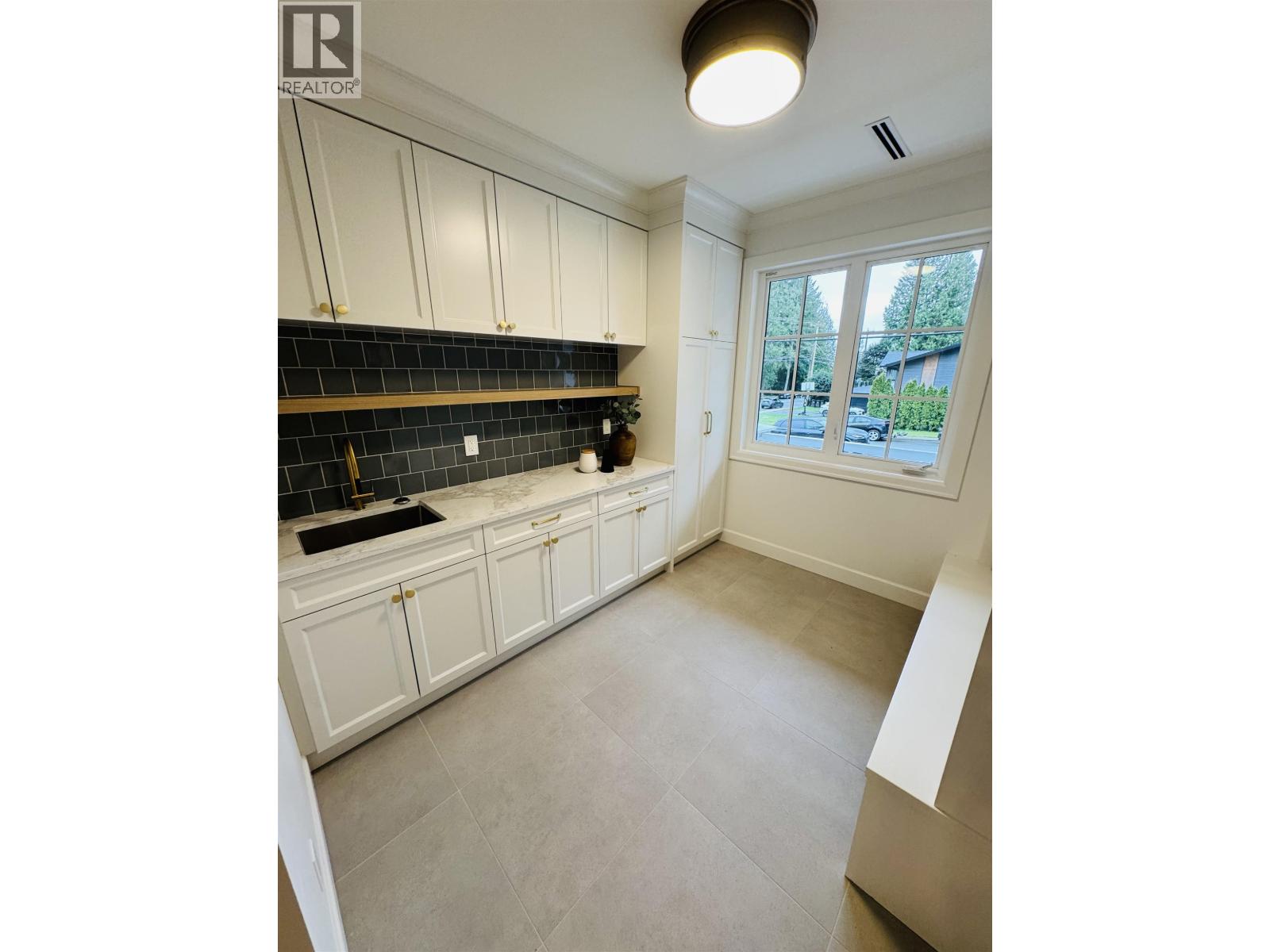 690 E Windsor Road, North Vancouver, British Columbia  V7N 1K7 - Photo 9 - R3068043