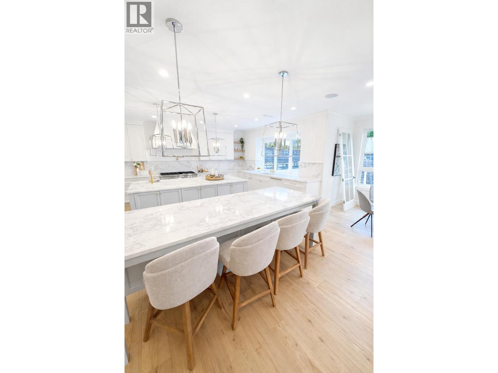 690 E Windsor Road, North Vancouver, British Columbia  V7N 1K7 - Photo 3 - R3068043