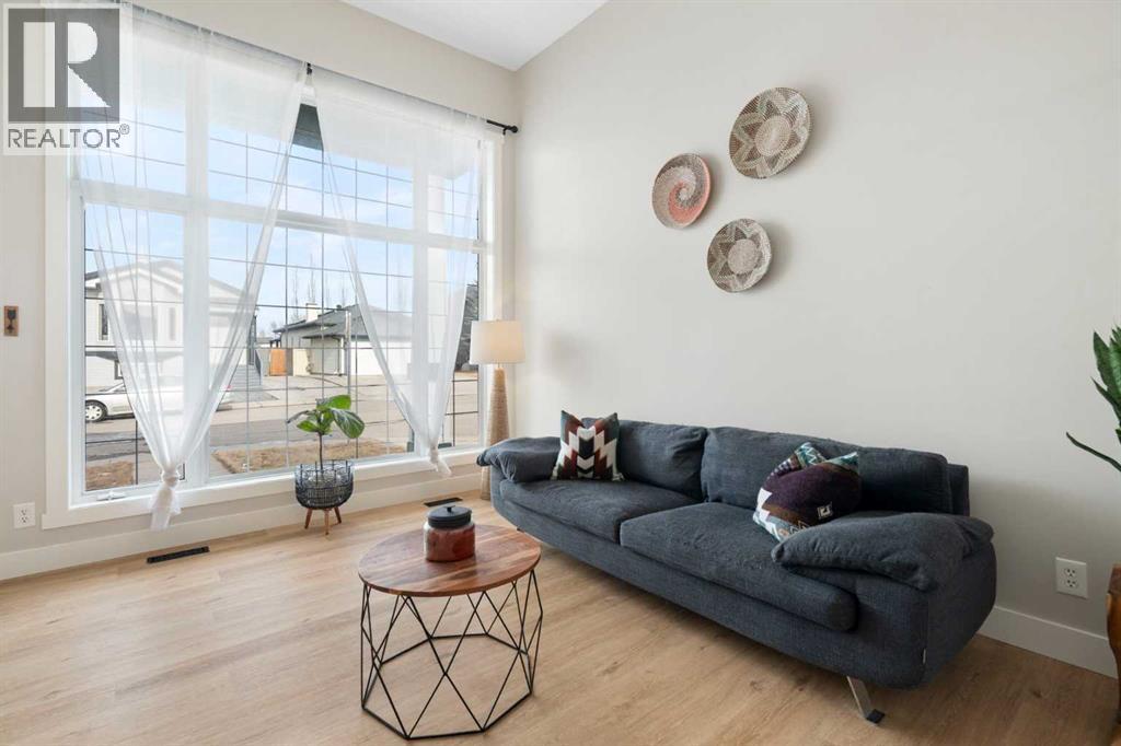 111 Woodside Circle NW, Airdrie, Alberta  T4B 2J8 - Photo 3 - A2283388