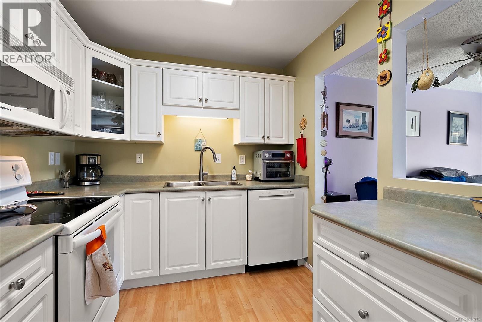 B 3054 Washington Ave, Victoria, British Columbia  V9A 1P6 - Photo 9 - 1030779