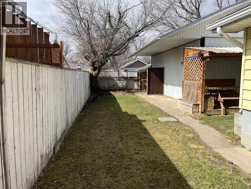 426 12b Street N, Lethbridge, Alberta  T1H 0M7 - Photo 4 - A2298320