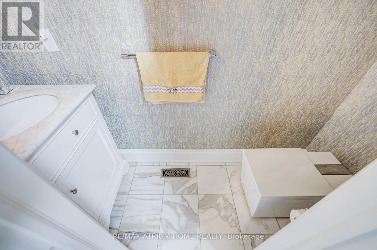 70 Strathearn Avenue, Richmond Hill, Ontario  L4B 2J5 - Photo 18 - N12956474